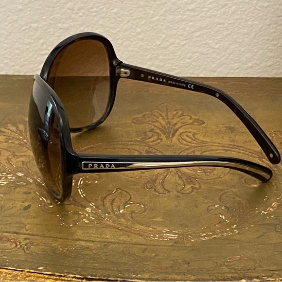 COPY - Stunning Prada sunglasses with case and box - Picture 3 of 8